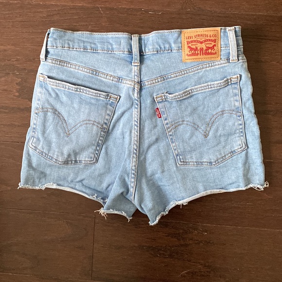 Levi’s High Rise Shorts - Picture 2 of 2